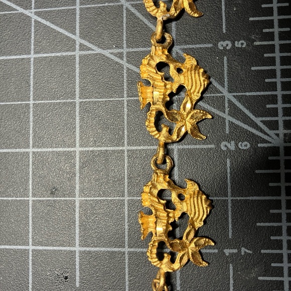 Fish, seahorse and starfish Gold tone vintage Bracelet - Picture 3 of 5